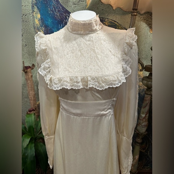 EUC vintage 1970’ victorian Gunne Sax gown 
 Elegant Cream Lace. - Picture 5 of 14